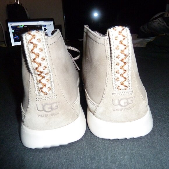 Ugg Mens Freamon Waterproof Chukka Boot. Taupe (tan/gray) color. Excellent used - Picture 6 of 14